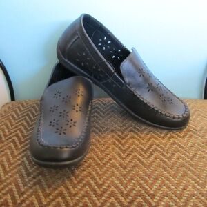 NEW! Black Flower Punched Loafer